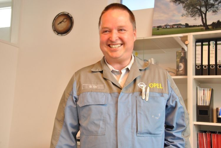 „Göttliche“ Hilfe: Dank Serviceleiter G. Ott finden Kunden stets ein offenes und überaus freundliches Ohr für ihre Wünsche und Sorgen. (Foto: Dominsky)