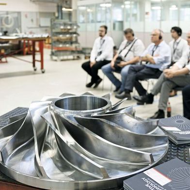 Quer durch die Werkshalle veranschaulichten 13 Technologiestationen das essenzielle Zusammenspiel von Digitalisierung, Automatisierung und der eigentlichen Bearbeitung in der Luft- und Raumfahrt. (Bild: Hannes Thalmann)