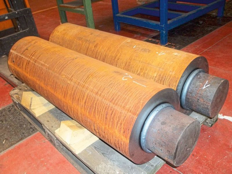 Anstatt 20 Prozent des Materials durch die Zerspanung zu verlieren, werden nun drei einzelne Komponenten, ein grosses Mittelstück sowie zwei einzelne Zapfen, zu einem Zylinder zusammengeschweisst.  (Günther + Schramm)
