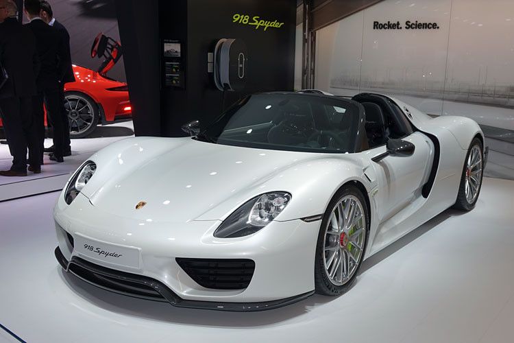 Mit dem 918 Spyder gibt es dank Hybrid auch eine Rakete für das grüne Gewissen. (Foto: Christian Otto)