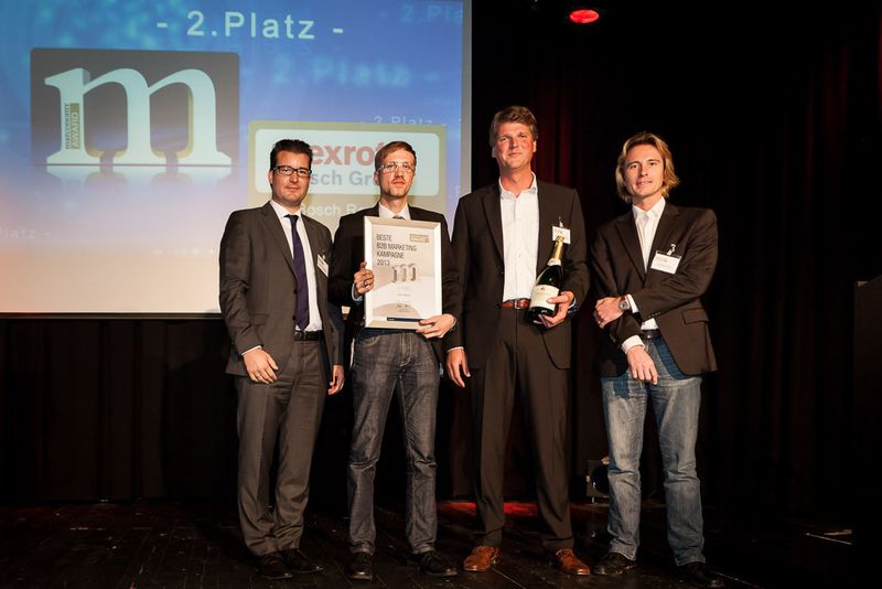 Platz 2 bei den marconomy Awards 2013 holte sich Bosch Rexroth. Program Manager Marco Rüb (2. von links) nahm den Preis stellvertretend für sein Unternehmen entgegen. (Bildquelle: marconomy © Stefan Bausenwein)