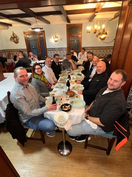 Dirk Schäfer (m., Samsung), (v. l.) Christian Siebke (TV-Wartezimmer), Michael Sponhauer (S&K), Barbara Lamprecht (Interactive Display) und Carsten Ehrich (Trison), rechts oben ist Daniel Linde und Michael Brune (Dekora Design), Frank Lamprecht (Interactive Display) und Sven Höchel (Trison)  (Bild: Vogel IT-Medien)