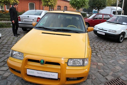 Die im Außenbereich ausgestellten Fahrzeuge zeigten, wie es in Deutschland losging. (Archiv: Vogel Business Media)