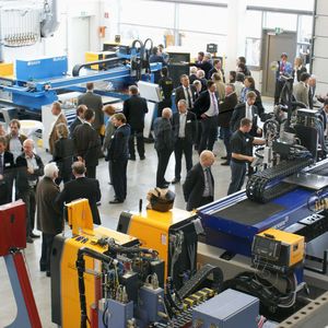 Großes Interesse galt dem neuen Anwendungszentrum mit acht Führungssystemen für Vorführungen. Bild: Kjellberg Finsterwalde