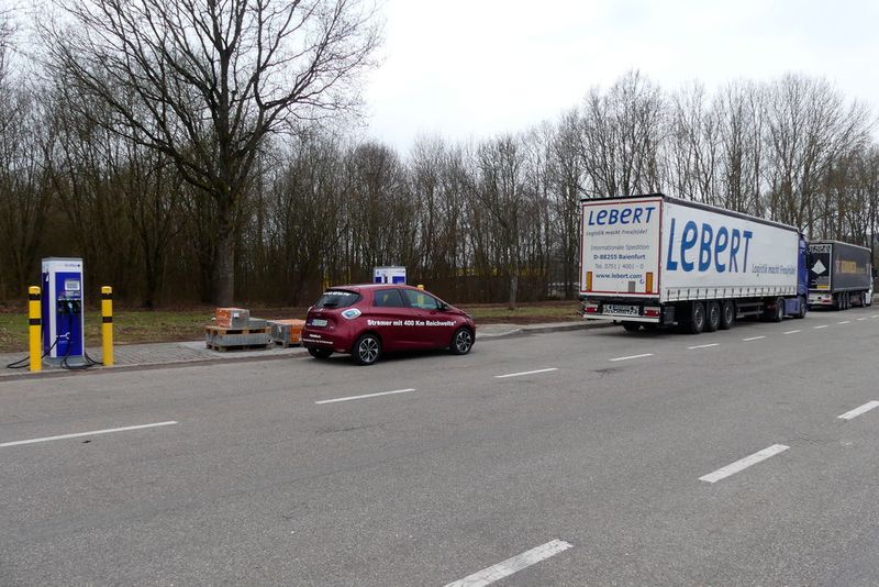 Manchmal stehen sie allerdings äußerst ungeschickt im Parkplatzbereich der Lkws und werden deshalb wahrscheinlich oft zugeparkt sein. (Schmidt/»kfz-betrieb«)