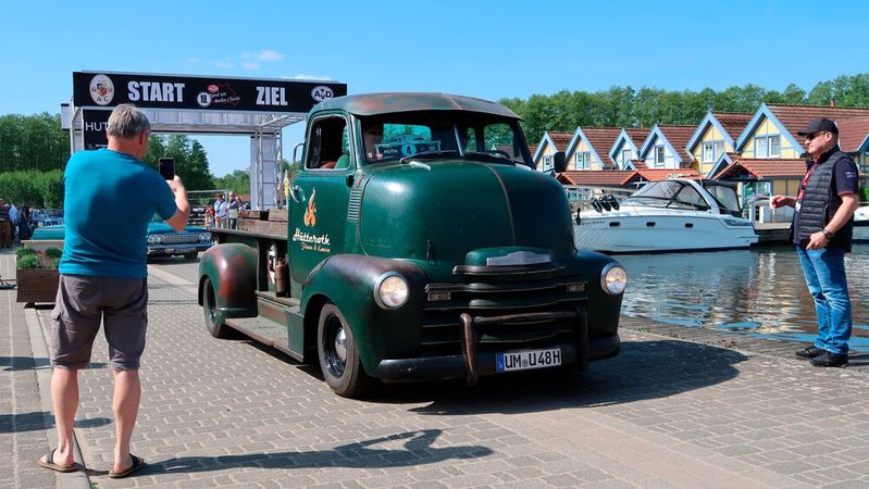 Wem dieser Pick-up bekannt vorkommt, hat vermutlich den Horrorfilm „Jeepers Creepers“ aus dem Jahr 2001 gesehen. Darin spielt ein optisch veränderter Chevrolet COE (für Cab Over Engine) die automobile Hauptrolle. An der 19. AvD Rund um Berlin Classic nahm dieses Exemplar aus dem Jahr 1948 teil.(Bild:  Diehl – VCG)