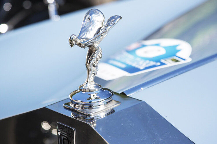 „Spirit of Ecstasy“: Die berühmte „Emily“ ziert auch die Kühlerhaube des Rolls Royce Silver Cloud Drophead. (Foto Rolls-Royce)
