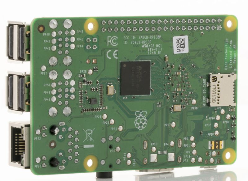 Raspberry Pi 3B+: Rückseite; rechts befindet sich der Slot für die Micro-SD-Karte (Bild: Farnell )