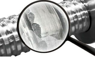 (Bild 4: Schäden am Kugelgewindetriebe können die Folge einer unzureichenden Schmierung oder zu hohen Belastung sein. Bild: Thomson Industries)