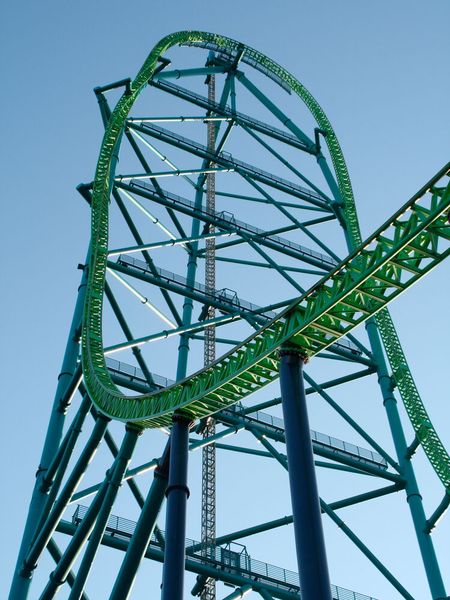 Kingda Ka ist eine beeindruckende Achterbahn, die sich im Six Flags Great Adventure Park in Jackson, New Jersey, USA, befindet. Eine der herausragendsten Eigenschaften von Kingda Ka ist ihre Höhe: Die Achterbahn erreicht eine maximale Höhe von etwa 139 Metern. Der darauffolgende steile Drop ist ebenfalls beeindruckend und sorgt für ein intensives Gefühl des freien Falls. (Bild: Kingda Ka tower.jpg / Dusso Janladde / CC BY-SA 3.0)