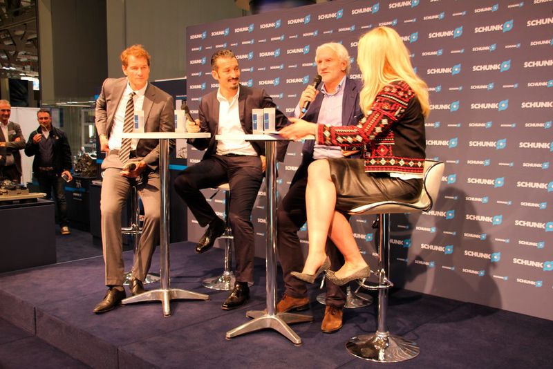 Schunk begeisterte mit seiner Talkrunde der Sport-Giganten. Anekdoten rund um legendäre Fußball-Momente wie das Halbfinalspiel der WM 2006 in Dortmund oder die WM 1990 in Italien gehörten ebenso dazu wie ein differenzierter Blick auf die italienische Serie A, die Bundesliga, die Champions League und die EM 2016. (Bild: Sonnenberg)