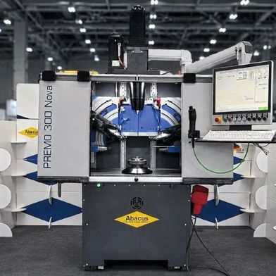 Die Premo 300 Nova ist als kompakte CNC-Metalldrückmaschine mit moderner Servotechnik für Rondengrößen bis 350 mm und Materialstärken bis maximal 4 mm ausgelegt.  (Bild: Abacus Maschinenbau GmbH)