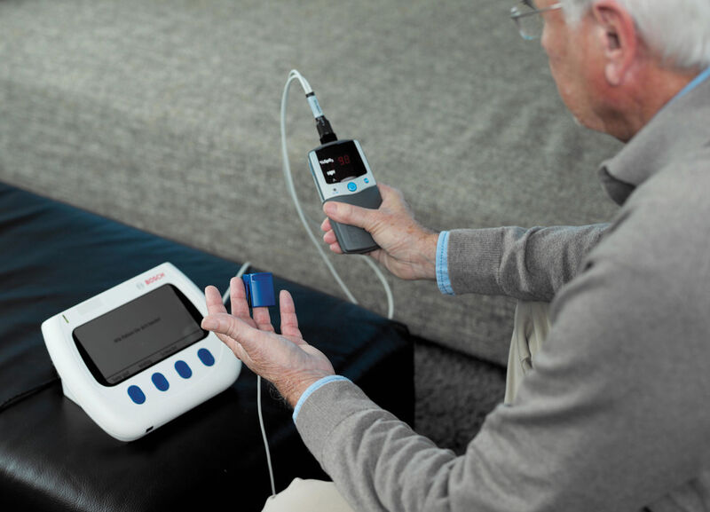 Die Messung der Sauerstoffsättigung mit dem Telemedizin-Gerät ist einfach. Die Daten gehen an das Telemedizinische Zentrum in Stuttgart zur Analyse durch das medizinische Fachpersonal (Bild: Robert Bosch Healthcare GmbH)