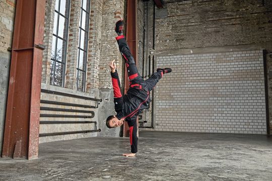 Durch Stretchmaterial und robustes Gewebe bietet die Kollektion Bewegungsfreiheit. (Bild:  Bierbaum-Proenen)