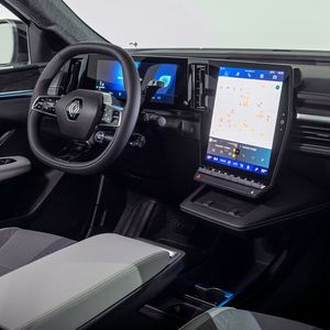 Der Arbeitsplatz des Fahrers wird von einem ein Bildschirm-Duo dominiert, daran schließt sich ein zweites Display im klassischen Hochformat an.(Bild:  Renault)