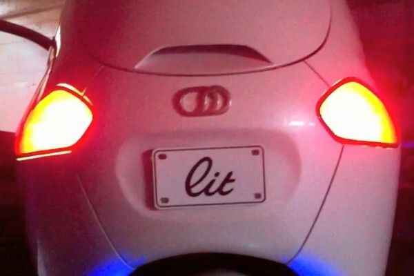 Das C1 von Lit Motors: zwei Gyroskope sorgen dafür, dass der elektrische Zweiradkabinenroller nicht umfallen kann - auch nicht bei einem Unfall (Bild: Lit Motors)