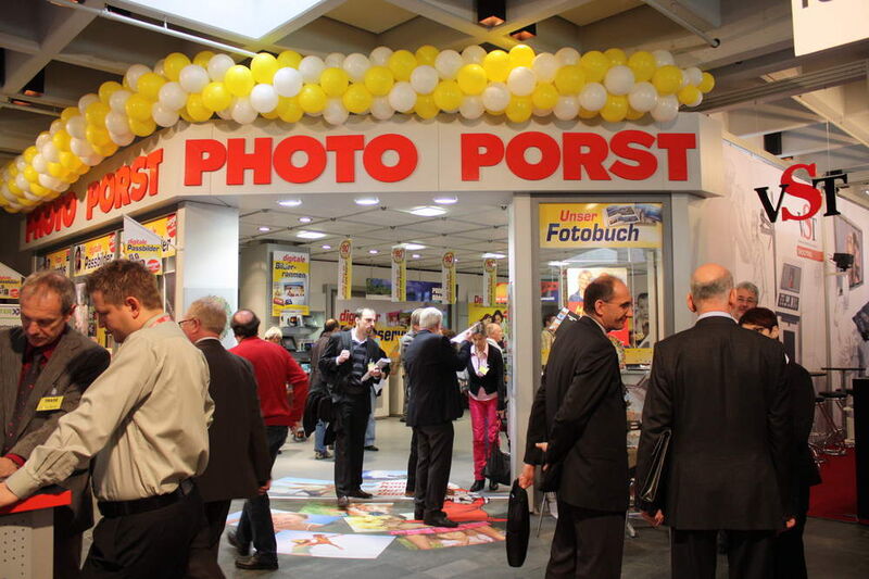 Zum 90. Geburtstag wurde der Musterladen mit Photo Porst beflaggt. (Archiv: Vogel Business Media)