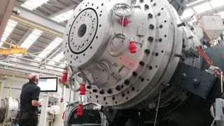 Da läuft was! Pliconductos in Mexiko hat jetzt eine Großrohrfertigungslinie von Battenfeld-Cincinnati im Einsatz. Highlight ist dieser Rohrkopf mit dem größten verstellbaren Massespalt, den es je gab. (Battenfeld-Cincinnati)