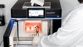 Fig. 1: En este horno de mufla, el tiempo de incineración se reduce de horas a minutos: con el «Phönix Black», las muestras suelen incinerarse en un plazo de entre 10 y 20 minutos. (Imagen:CEM)