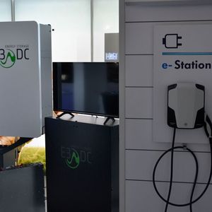 Die Käufer eines Elektroautos bekommen im Autohaus Hofmann & Wittmann alle Bausteine für eine größtmögliche energetische Autarkie.(Bild:  Mauritz/ »kfz-betrieb«)