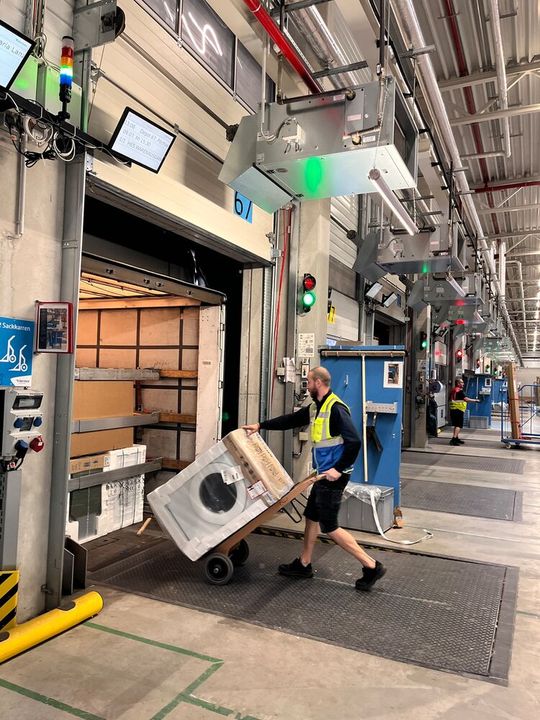 Im Warenausgang bei Hermes ist die Funktionsweise von Weassist ebenso einfach wie wirkungsvoll: Statt lautstark nach Hilfe zu rufen, können Mitarbeitende per Knopfdruck ein Signal auslösen. (Bild:  Werma)