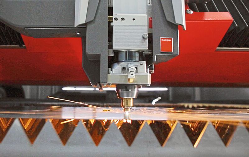 Speziell der Laser ist geeignet, um kleine Blechteile aus dünnen Blechen hochgenau auszuschneiden. 