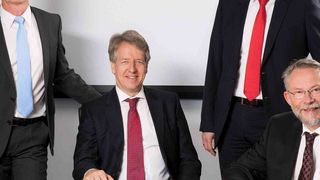 Generationenwechsel – die Geschäftsleitung von Knick Elektronische Messgeräte in neuer Zusammensetzung(v.l.n.r): Jörg Giebson (Bereichsleiter Forschung und Entwicklung), Marcus Knick (Geschäftsführer), Markus Aschenbrenner (Bereichsleiter Produktion und Logistik) und Dr. Dirk Steinmüller (Bereichsleiter Marketing und Vertrieb) (Bild: Knick)