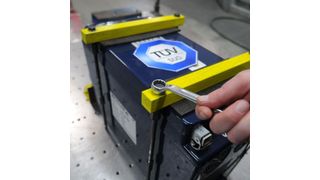 Crashtest-Vorbereitung einer Batterie im Crashtest-Zentrum des TÜV Süd. (TÜV Süd)