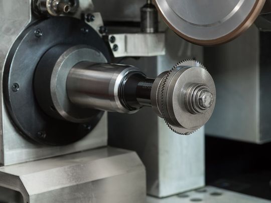 Dieses Sägeblatt hält bis zu acht Mal länger durch als Pendants aus Vollhartmetall. Das macht eine neuartige, nanokristalline Diamantschicht von Oerlikon Balzers möglich, die sich auch auf Bohrer und Fräser applizieren lässt. Hier Informationen aus einem Projekt mit einem Anwender ...(Bild:  Oerlikon Balzers)