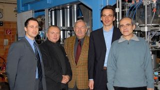 Dr. Markus Henneberg, Firma AVA, Prof. Lothar Mörl, Institut für Apparate und Umwelttechnik der Universität Magdeburg, Wilfried Pergande, Firma VTA-Pergande, Dr. Mirko Peglow und Prof. Evangelos Tsotsas, beide Institut für Verfahrenstechnik der Universität Magdeburg (v.li.n.re.).  (Bild: Universität Magdeburg/Karin Lange)