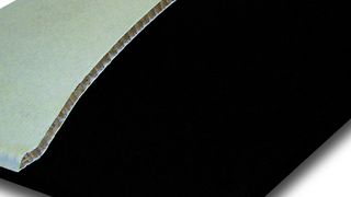 Thermoplastisch bindende Deckschichten in Wabenverbundstrukturen führen zu deutlich gewichts- und kostenreduzierten Bauteilen mit guten Biegesteifigkeiten. Die Bauteilumformung und die Kaschierung erfolgen im One-Shot-Verfahren. (Bild: TITK)