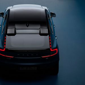 Das Panoramadach sorgt für ein luftiges Raumgefühl.(Bild:  Volvo)