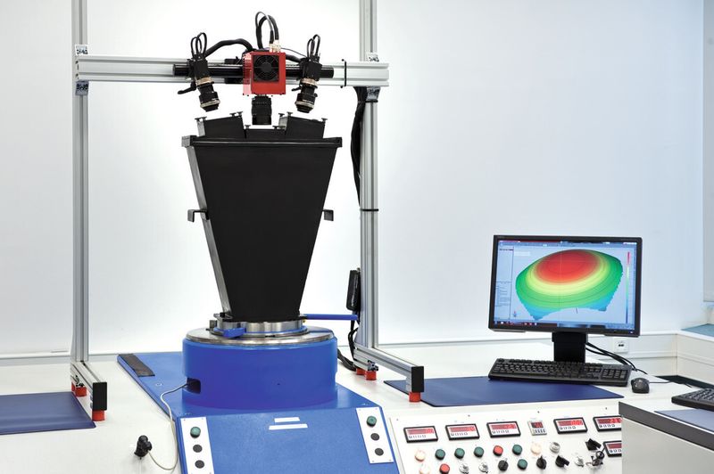Die Prüfmaschine für den hydraulischen Tiefungsversuch ermöglicht die präzise Onlineaufnahme von Filmen, um anschließend die Formänderungen über den Versuchsverlauf exakt auszuwerten. (Bild: Thyssen Krupp Steel Europe)