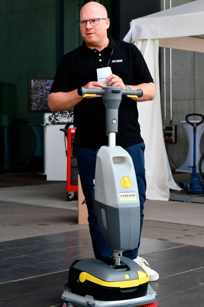 Matti Nolte, Product Manager Floor Care Solutions, erklärt die Funktionsweise eines Kärcher-Reinigers. (Bild: Maienschein)