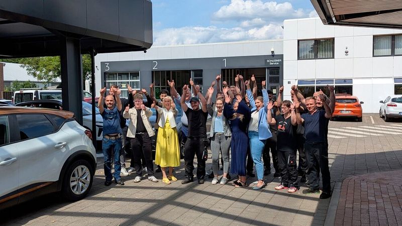 Viel aktiver als zuvor geht das Team auch die Vermarktung der Werkstattleistung an. Kein Fahrzeug und keine Marke wird abgelehnt – vom Roller bis zum Wohnmobil. Im Zweifel akzeptiert Geschäftsführer Frank Brümmer lieber, dass ein Auftrag einmal unwirtschaftlich ist, anstatt den Kunden wegzuschicken. Das Autohaus Schlesner zeigt, dass ein Verlust des Händlervertrags nicht das Ende des Unternehmens bedeuten muss, sondern im Gegenteil ungeahnte Kräfte freisetzen kann. (Bild: Rosenow – VCG)