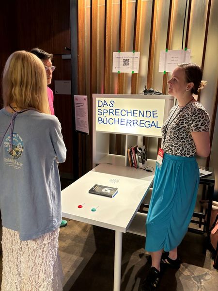 Ein anderes Exponat war das sprechende Bücherregal. Es ermöglicht via KI-Einsatz einen Austausch zwischen Leser und Buch. (© Susanne Ehneß)