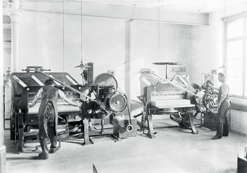 Ein elektrischer Motor erleichterte 1895 bei der Königlich Sächsischen Hofbuchbinderei in Leipzig das Beschneiden schwerer Papierblöcke. (Siemens Historical Institute)