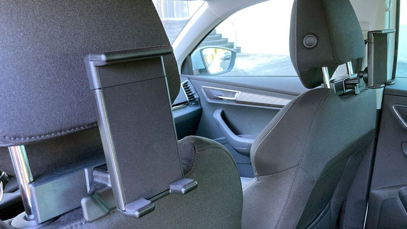 5. Die Tablet-Halterung am Rücksitz: Die Kinder freuen sich: Damit es während der Fahrt nicht langweilig wird, lassen sich Tablets an den Rückseiten der Vordersitze befestigen. Smartphones gehen auch, allerdings passen die nur hochkant rein.  (Bild: Wehner - VCG)