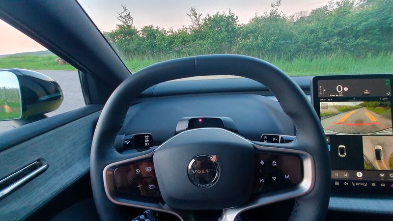 10. Die Fahrsicherheit: Aktive Fahrassistenten sind in Hülle und Fülle serienmäßig mit an Bord. Schade ist aber, dass Volvo auf ein Head-up-Display verzichtet hat. So muss man die Geschwindigkeit im zentralen Display ablesen. Das lenkt vom Verkehrsgeschehen ab. Ohne Fahrerdisplay hinter dem Lenkrad blickt man als Fahrer direkt auf eine große, eher unattraktive dunkle Kunststofffläche. (Bild: Mauritz – VCG)
