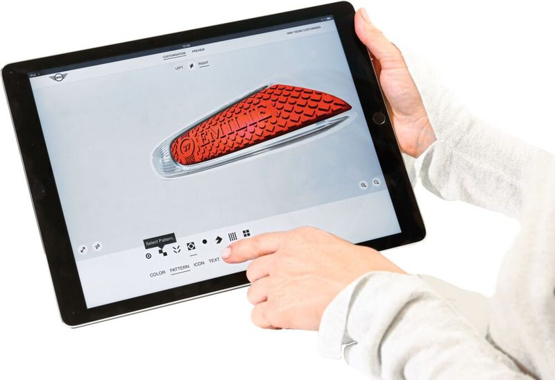 Auf der Webseite können Farben, Oberflächenstrukturen und Icons ausgewählt werden. Auch einen eigenen Schriftzug können Kunden eingeben. (Bild: BMW Group)