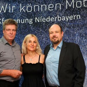 Unter den Gästen: (v. l.) Holger Zietz, Julia Dernbach und Oliver Kuhn von der Vogel Communications Group(Bild:  Kfz-Gewerbe Niederbayern)