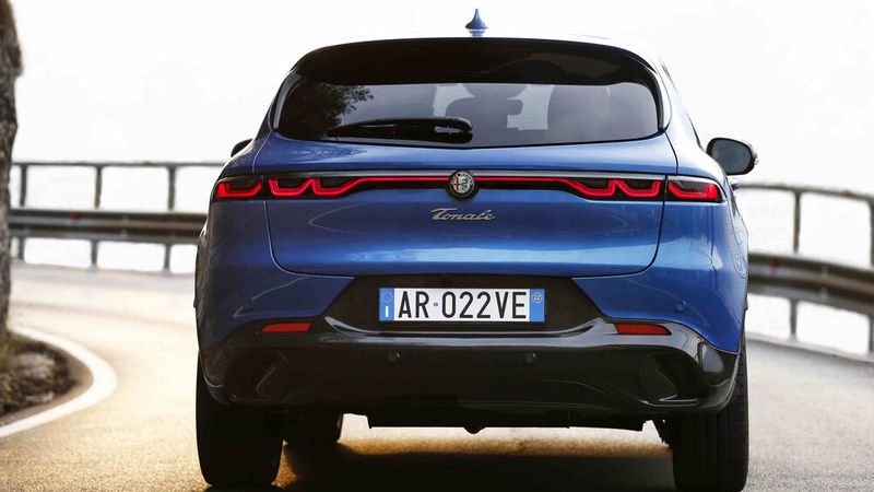 Das Heck des Tonale bietet ein durchgehendes Leuchtenband. (Bild: Alfa Romeo)