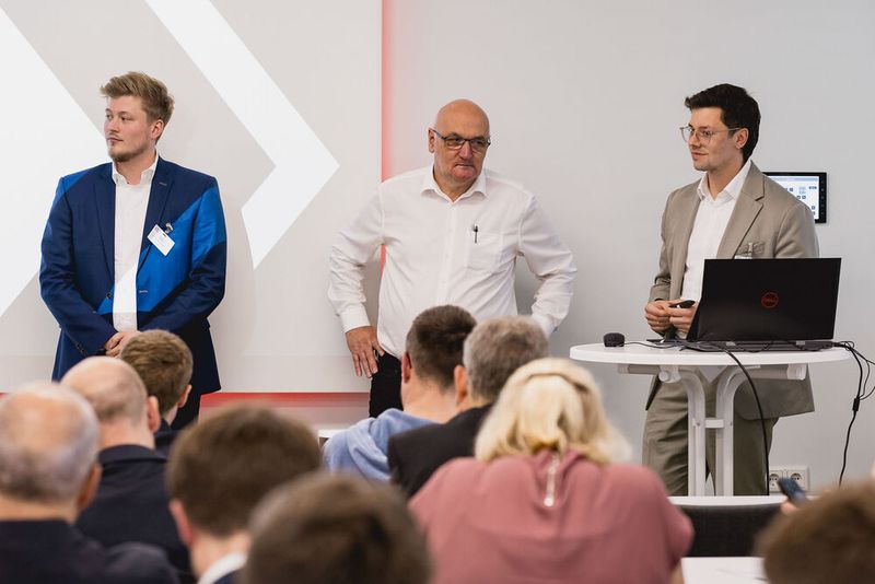 Vom Fließbild zur Automatisierung: Dr.-Ing. Anselm Klose (Flexelerate Solutions, rechts), Wolfgang Welscher (X-visual Technologies, Mitte) und Laurids Beckhoff (Beckhoff Automation, links) demonstrieren durchgängiges Engineering bis in die POL. (Bild: Stefan Bausewein)
