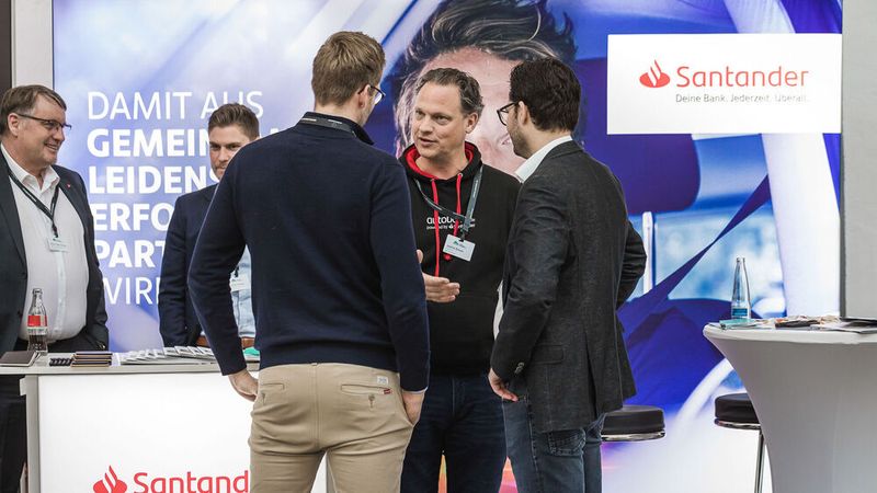 Die Santander Consumer Bank ist seit vielen Jahren Partner des Deutschen Remarketing Kongresses. Beim Kongress nutzt das Team den direkten Austausch mit Gebrauchtwagenhändlern, um zu erfahren, was sie bewegt. (Bild: Stefan Bausewein)