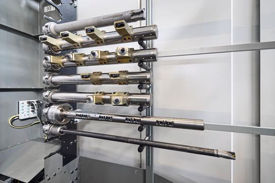 Zusätzlich zu den 180 Werkzeugen der beiden Magazintürme kann die Spindel auch auf Werkzeuge mit einer Länge von bis zu 1250 mm zugreifen.(Bild:  Starrag / Ralf Baumgarten)