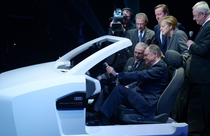 Die elektronische Zukunft des Autofahrens:  BITKOM-Präsident Prof. Dieter Kempf, der britische Premier  David Cameron, Bundeskanzlerin Merkel, VW-Chef Martin Winterkorn und  Niedersachsens Ministerpräsident Stephan Weil mit der Studie James 2025. (Deutsche Messe)
