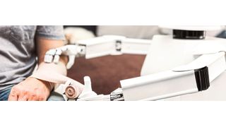 Pflegeroboter werden erst überzeugen, wenn sie komplexe Tätigkeiten oder Routinearbeiten übernehmen können, die bei Überlastung schnell zu Fehlern führen. (©M.Dörr & M.Frommherz - stock.adobe.com)