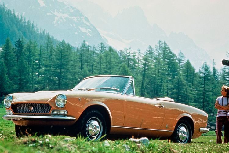 Der Fiat 124 Sport Spider war der Roadsterableger des 124. Ihn baute Fiat von 1966 bis 1985. Knapp 200.000 Fahrzeuge enstanden. 1983 brachte Pininfarina, seit 1982 Hersteller des seit dem als „Pininfarina Spidereuropa“ vermarkteten Wagens eine Sonderedition von 500 von Abarth getunten Exemplaren mit Roots-Kompressor heraus. Die Motoren leisteten 135 PS (99 kW) aus zwei Liter Hubraum.  (Fiat)