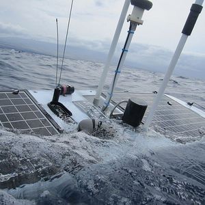 Am Nikolaustag hat der erste von vier autonomen maritimen Robotern vom Typ Wave Glider die automatische Überquerung des Pazifik geschafft – und mit einer zurückgelegten Distanz von mehr als 16.000 km einen neuen Weltrekord für autonome Vehikel aufgestellt. Die Reise dauerte gut ein Jahr