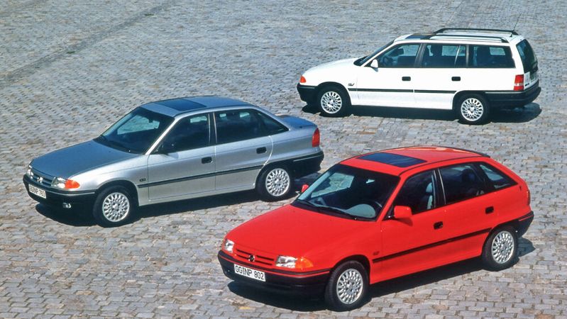 Der Opel Astra F wurde im September 1991 erstmals vorgestellt und war zunächst als drei- bzw. fünftürige Schräghecklimousine erhältlich, während der fünftürige Caravan im Oktober 1991 folgte. Im Mai 1992 gelangte die klassische Stufenhecklimousine zu den Händlern. Das Cabriolet, das wie der offene Kadett E bei Bertone entworfen wurde, komplettierte im August 1993 das Programm. (Bild:  Opel GmbH)